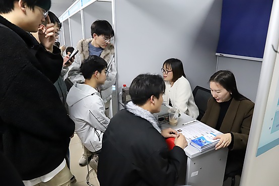 学生面试现场.JPG