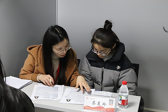 辅导员指导学生进行简历修改.JPG